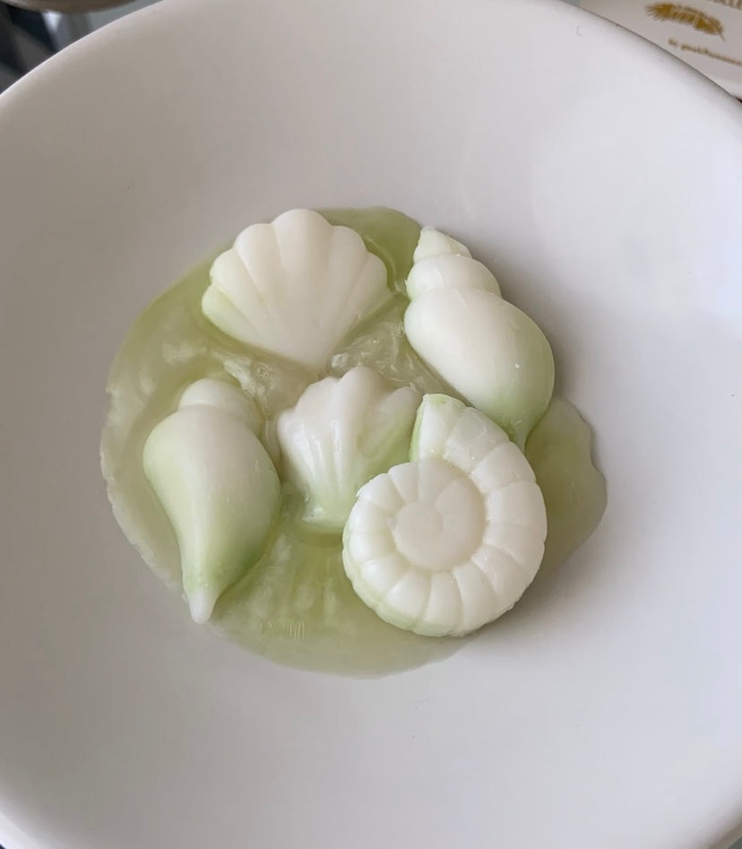 Our melts have a great cold and hot throw. You can melt them, or if you prefer, place them in strategic areas, such as closets, drawers, and nightstands; Just make sure you keep them packaged or inside a container to avoid staining any materials. The wax melts contain enough mica to emit a shiny glow as it melts. It comes in blue or green colors. Each box contains: 4 oz / 115 g (20 - 30 hr when melted properly) Care and Safety guidelines card. - Gulf Green color