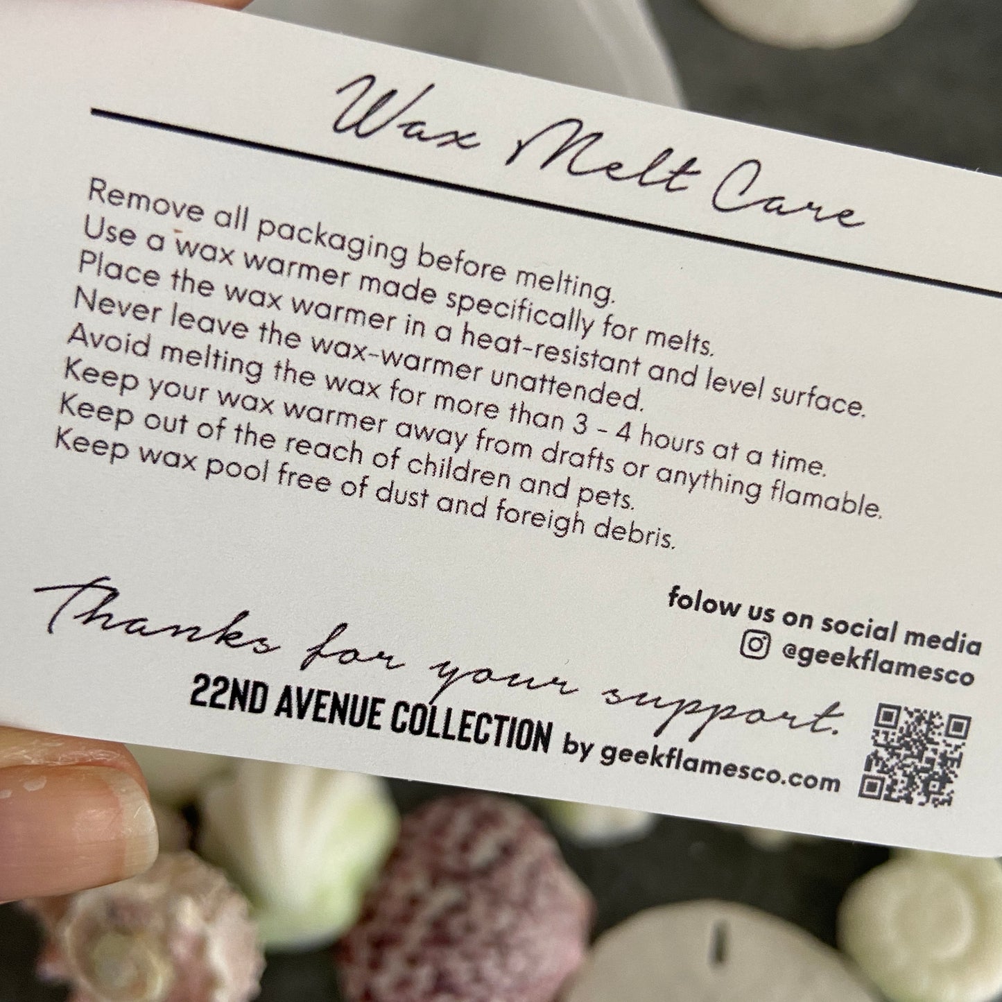 Our melts have a great cold and hot throw. You can melt them, or if you prefer, place them in strategic areas, such as closets, drawers, and nightstands; Just make sure you keep them packaged or inside a container to avoid staining any materials. The wax melts contain enough mica to emit a shiny glow as it melts. It comes in blue or green colors. Each box contains: 4 oz / 115 g (20 - 30 hr when melted properly) Care and Safety guidelines card Please melt responsibly and follow the guidelines provided.