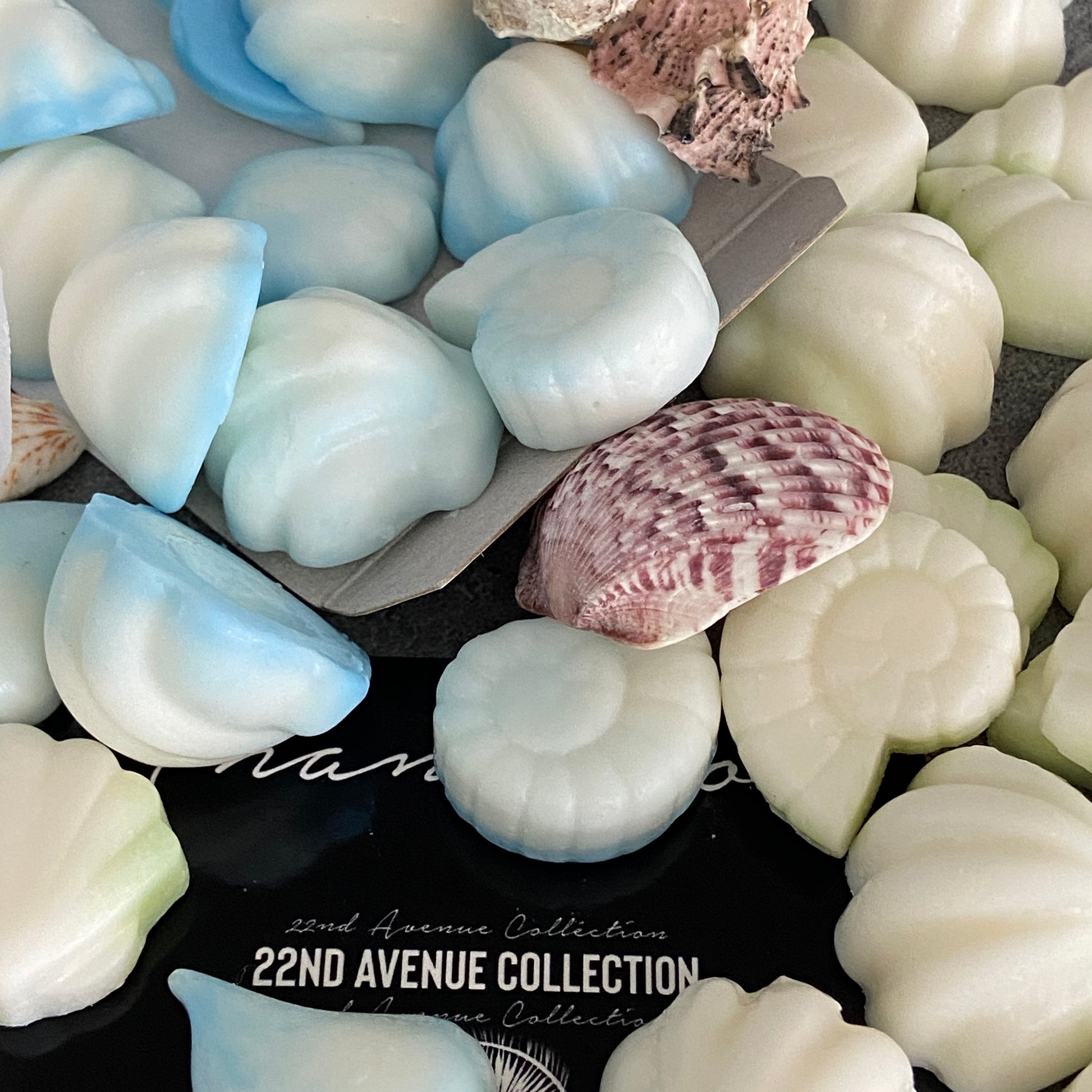 Our melts have a great cold and hot throw. You can melt them, or if you prefer, place them in strategic areas, such as closets, drawers, and nightstands; Just make sure you keep them  packaged or inside a container to avoid staining any materials.  The wax melts contain enough mica to emit a shiny glow as it melts. It comes in blue or green colors.  Each box contains:  4 oz / 115 g (20 - 30 hr when melted properly) Care and Safety guidelines card Please melt responsibly and follow the guidelines provided.