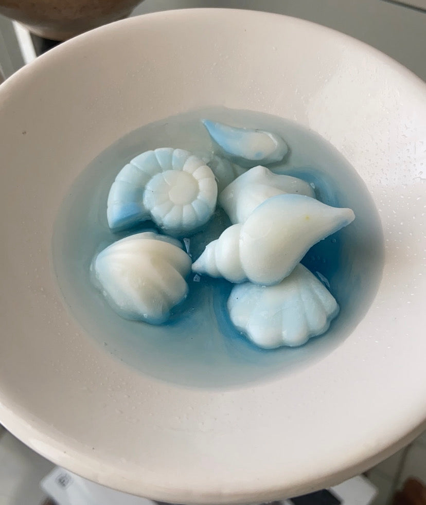 Our melts have a great cold and hot throw. You can melt them, or if you prefer, place them in strategic areas, such as closets, drawers, and nightstands; Just make sure you keep them  packaged or inside a container to avoid staining any materials.  The wax melts contain enough mica to emit a shiny glow as it melts. It comes in blue or green colors.  Each box contains:  4 oz / 115 g (20 - 30 hr when melted properly) Care and Safety guidelines card Please melt responsibly.  Skyline Blue color.